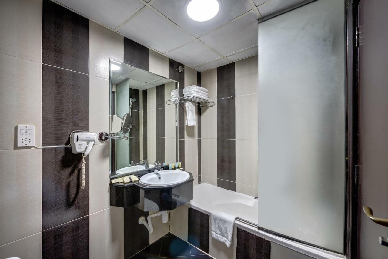 Delmon Palace Hotel Дубай Екстериор снимка