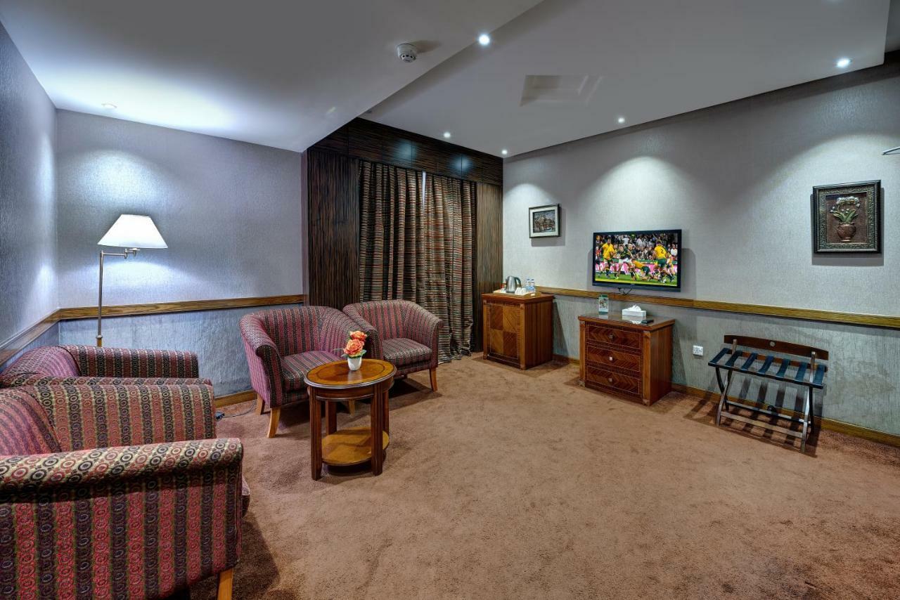 Delmon Palace Hotel Дубай Екстериор снимка