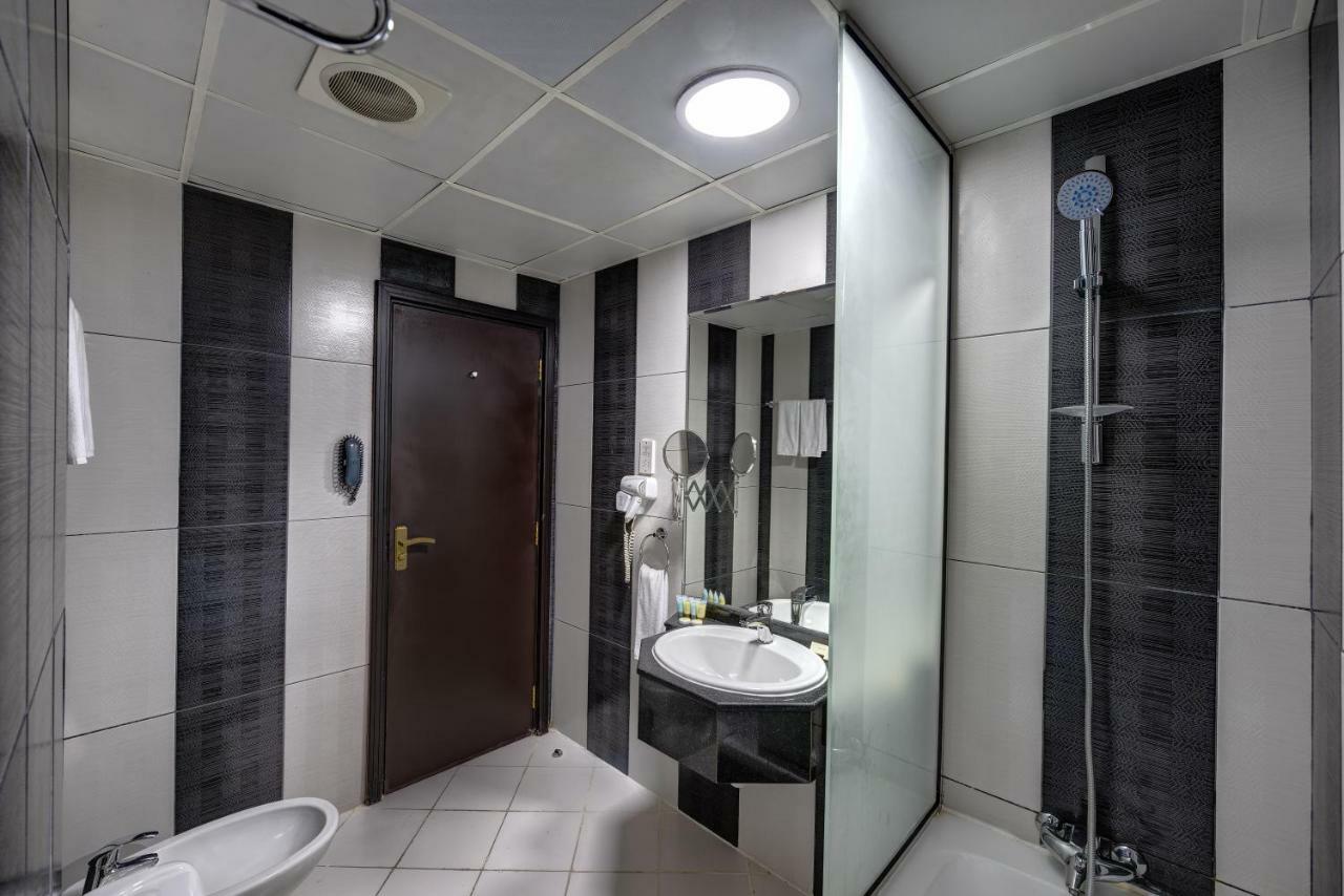 Delmon Palace Hotel Дубай Екстериор снимка