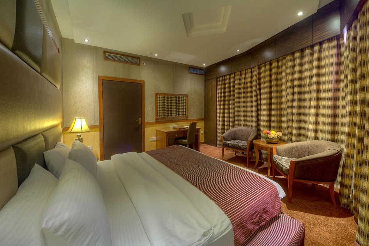Delmon Palace Hotel Дубай Екстериор снимка